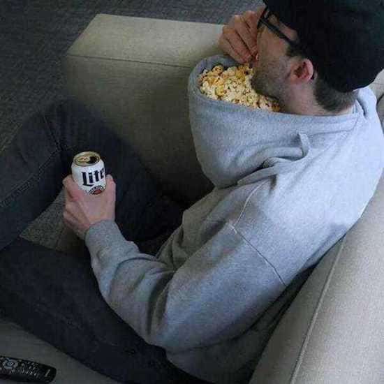 un homme avec une biere portant un pull avec des pop corn dans la capuche