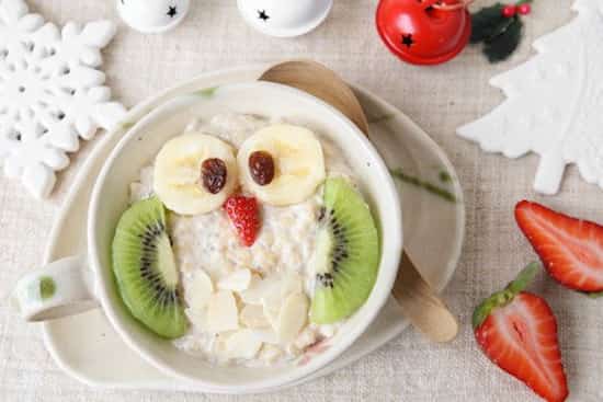 un hibou pour un petit déjeuner de noel fait avec du porridge