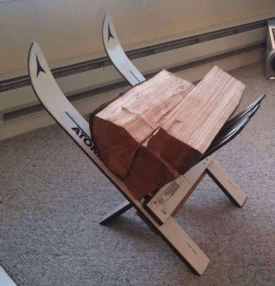 vieux ski recyclés pour faire porte-bûches