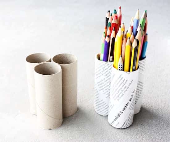 un porte crayons fait avec 3 rouleaux de papier toilette
