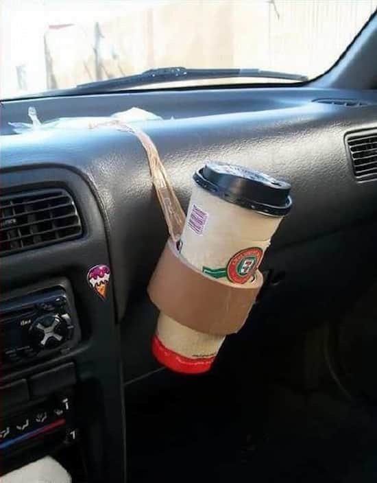 Utilisez un scotch comme porte-gobelet dans la voitute