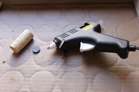 collez un aimant sur le pot de fleur en liège