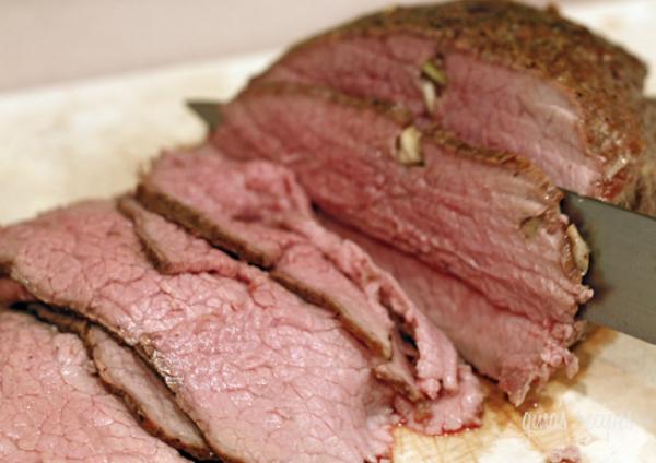 préparation d'un rosbeef pour un réveillon chic et économique