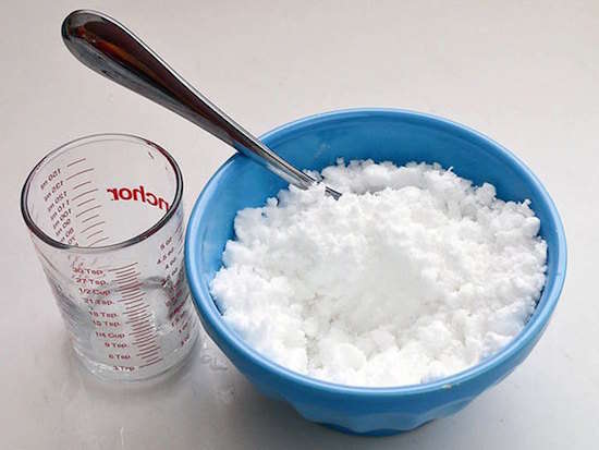 Puis, mélangez le vinaigre blanc et l'eau oxygénée dans un verre.