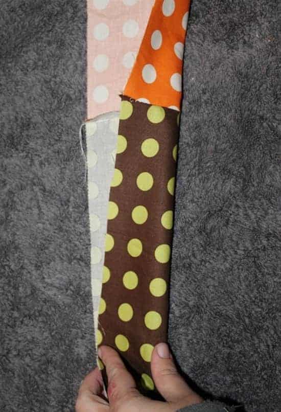 Coupez la bande du tissu à motif en 2 pour faire un liseré.