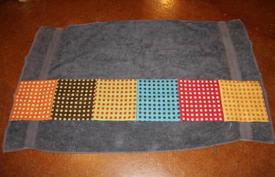 Préparez des mprceaux de tissus pour faire les liserés du sac de plage fait-maison.