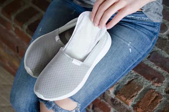 Les protège slips absorbent la transpiration dans les chaussures