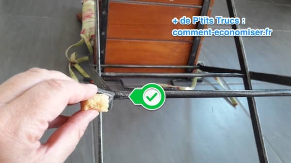 des bouts d'éponge sous une chaise pour protéger le sol des rayures