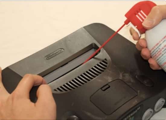 pulvériser air comprimé pour nettoyer console