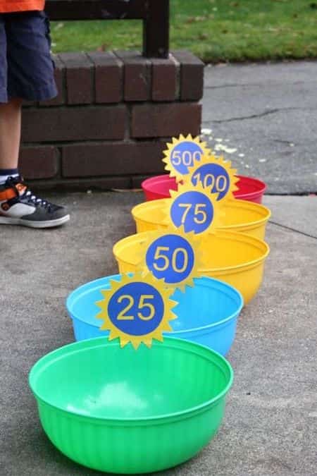 rafraichir les enfants avec jeu d'eau bassine