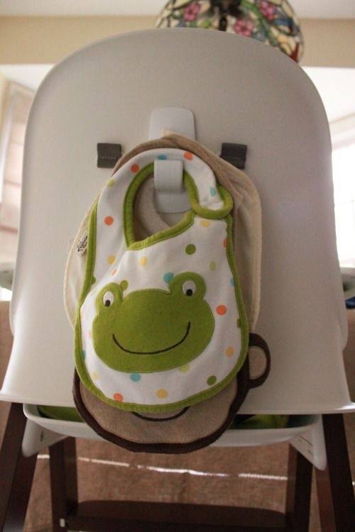 Fixez un crochet adhésif à l'arrière de votre chaise pour bébé pour y ranger les bavoirs.