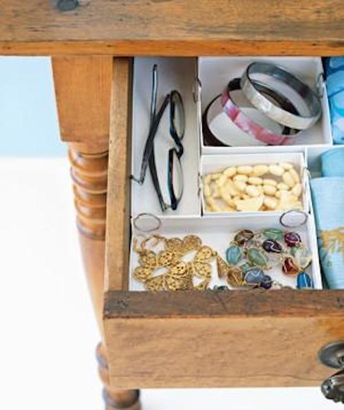 Utilisez des boites de bijoux pour ranger vos tiroirs