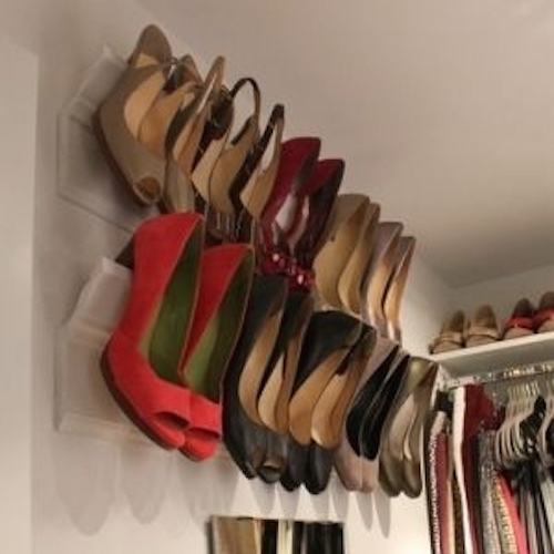 Fixez des corniches pour les utiliser comme rangement pour vos chaussures à talon.