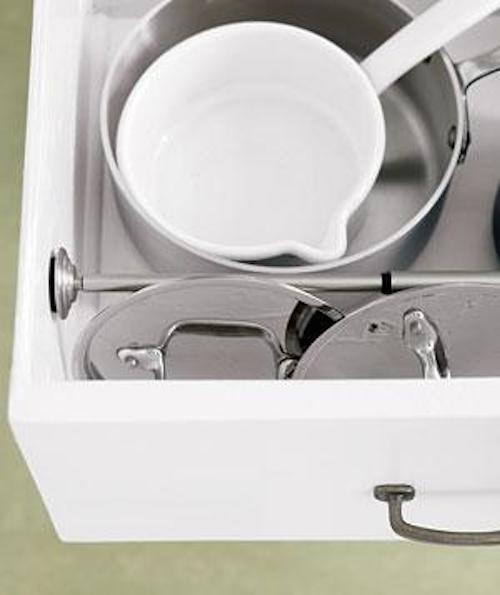 Utilisez une barre extensible pour ranger vos couvercles dans le tiroir