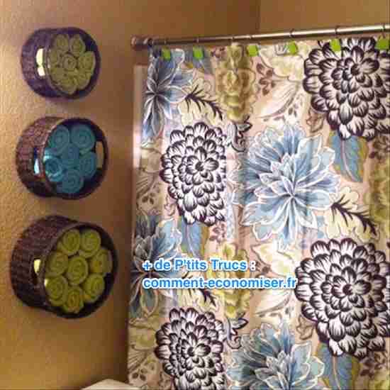 Des paniers accrochés au mur avec des serviettes dedans