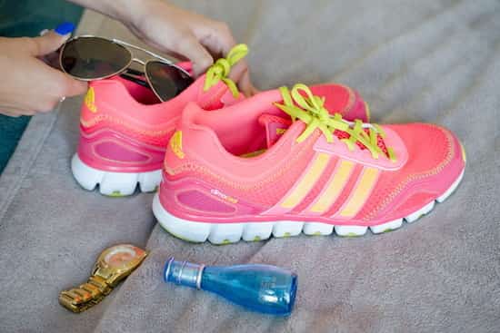 rangez les objets fragiles dans vos chaussures