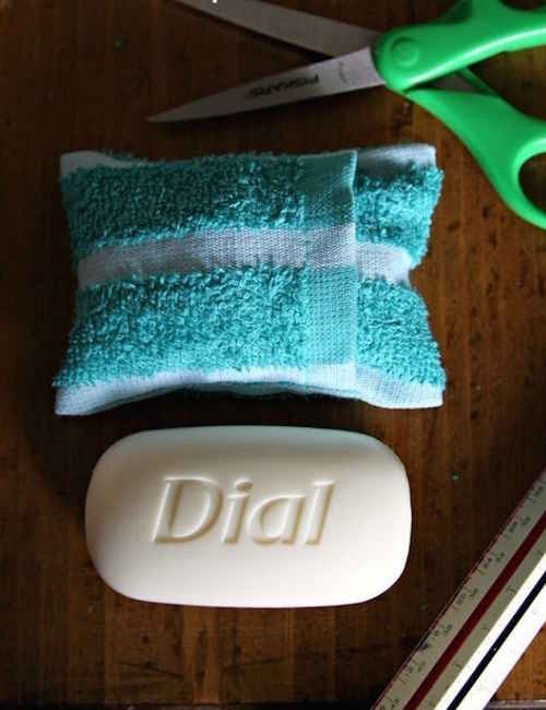 rangez votre savon dans votre gant en voyage