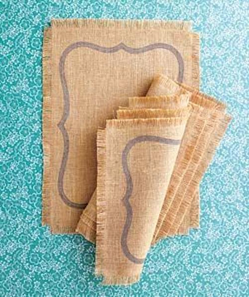 Rangez les serviettes et sets de tables ensemble