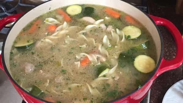 Recette de grand-mère du bouillon au poulet