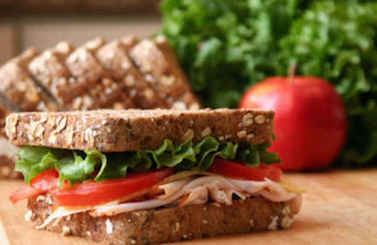 Le sandwich à la dinde est non seulement bon mais il contient aussi des protéines.