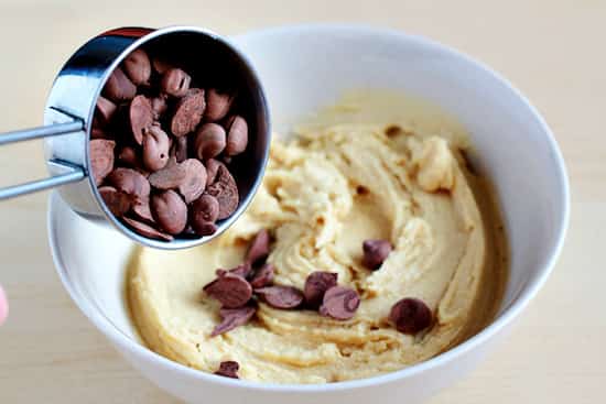 mélangez les pépites de chocolat à la pâte à cookies