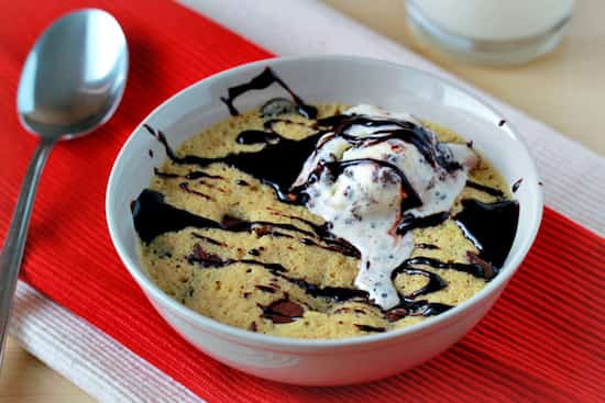 ajoutez de la glace et du chocolat fondu sur le cookie