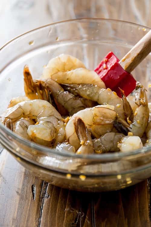 mélangez les crevettes avec la marinade