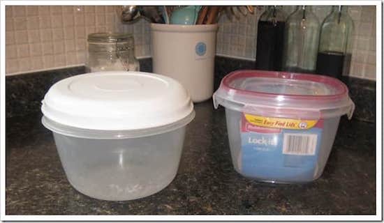Il vous faut 2 boîtes alimentaires en plastique pour faire vos lingettes pour bébés maison.