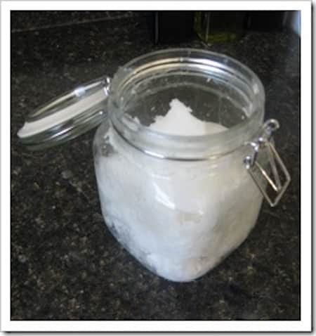 Utilisez de l'huile de coco pour faire des lingettes nettoyantes pour bébés maison.