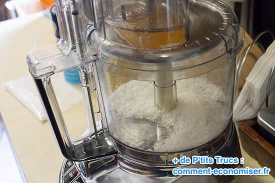 Râper le savon de Castille pour faire votre lessive en poudre maison SANS produits toxiques.