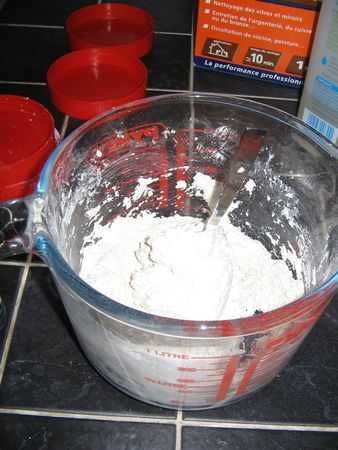 mélangez les ingrédients pour faire la pierre à récurer avec le blanc de meudon