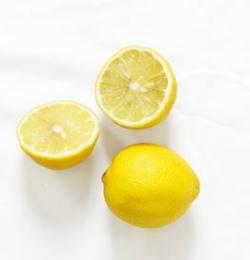 mélangez l'avocat le jus de citron et le basilic