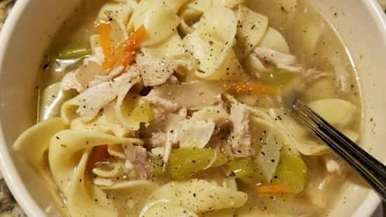 Une recette facile à préparer et que tout le monde adore : la soupe au poulet à l'ancienne !
