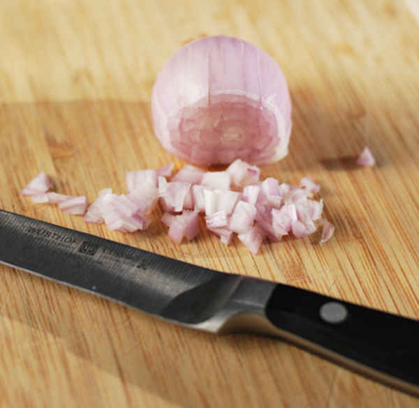 Comment faire pour hacher une échalote ?