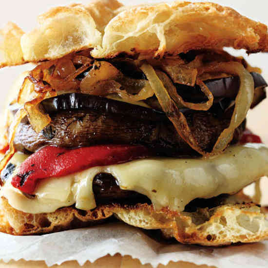 Le burger aux champignons Portobello farçis.