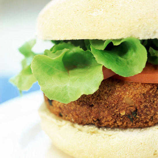 Le burger au curry est un plat végétarien qui va convaincre toute votre famille.