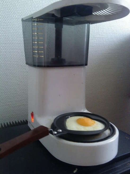 Comment faire un œuf au plat avec la plaque chauffante de la cafetière ?