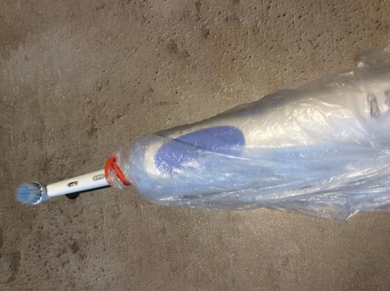 protégez la brosse à dents avec un sac plastique