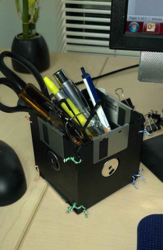 un pot de crayons fait avec des disquettes