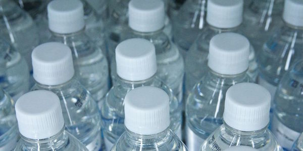 L'empreinte carbone des bouteilles en plastique est considérable. Comment la réduire ?