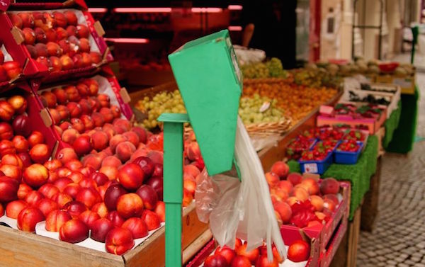Comment remplacer les sacs en plastique pour faire les courses ?