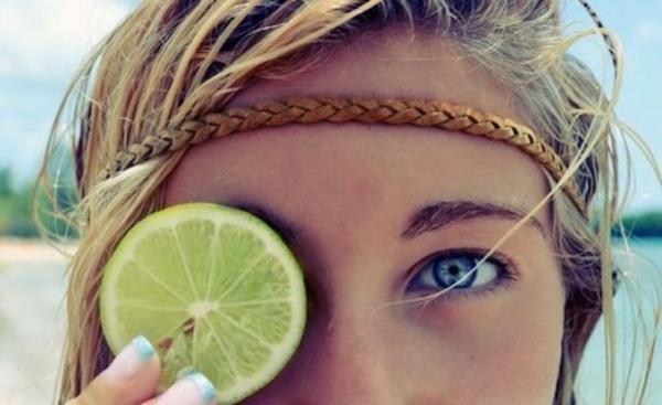Verser des gouttes à base de jus de citron vert dans l'oeil pour nettoyer et soigner une conjonctivite