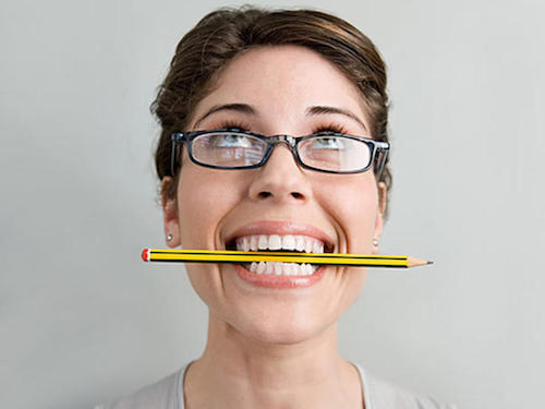 Les maux de têtes peuvent disparaître en mettant un crayon entre les dents.