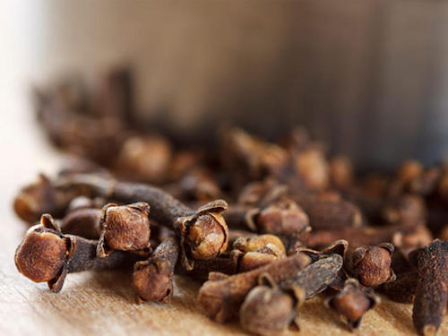 Comment faire pour soigner une coupure ? Essayez le remède naturel des clous de girofle.