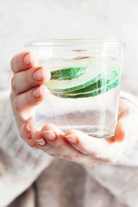 Pour soulager les symptômes de la grippe, buvez le maximum de liquides clairs.