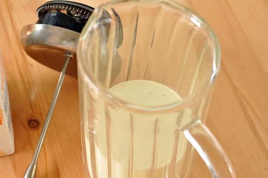 Remplir la carafe avec de la crème liquide