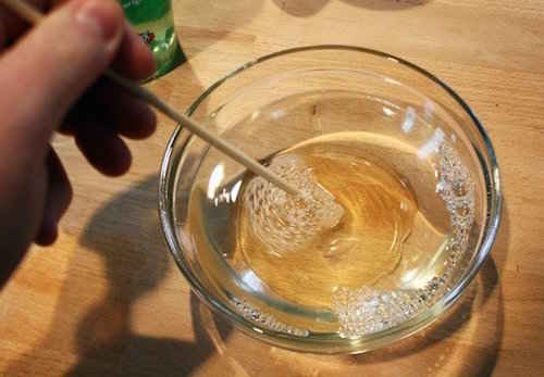 Remuez pour mélanger le liquide vaisselle avec l'eau