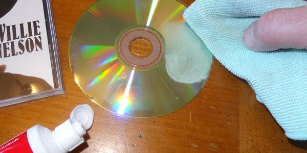 Saviez-vous que vous pouvez utiliser du dentifrice pour réparer les CD rayés ?