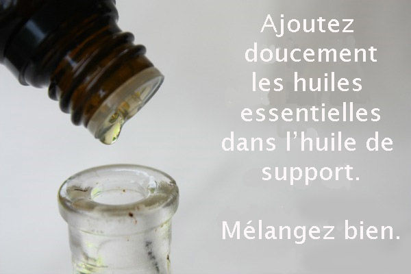 mélangez les huiles essentielles et l'huile de support