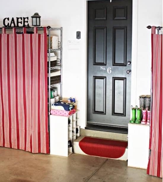 des rideaux posés sur une étagère permettent de cacher le contenu d'une étagère